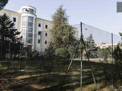 Svoltiamo dunque a destra, giungendo nella parte pi� "spensierata" del complesso: i campi da tennis dove i dipendenti si rilassavano tra una visita e l'altra quasi irriconoscibili per via delle erbacce che vi hanno preso il sopravvento